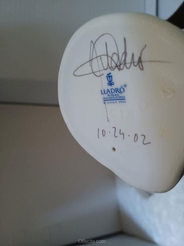 Lladro 6918 A Flower's Whisper - Image 4