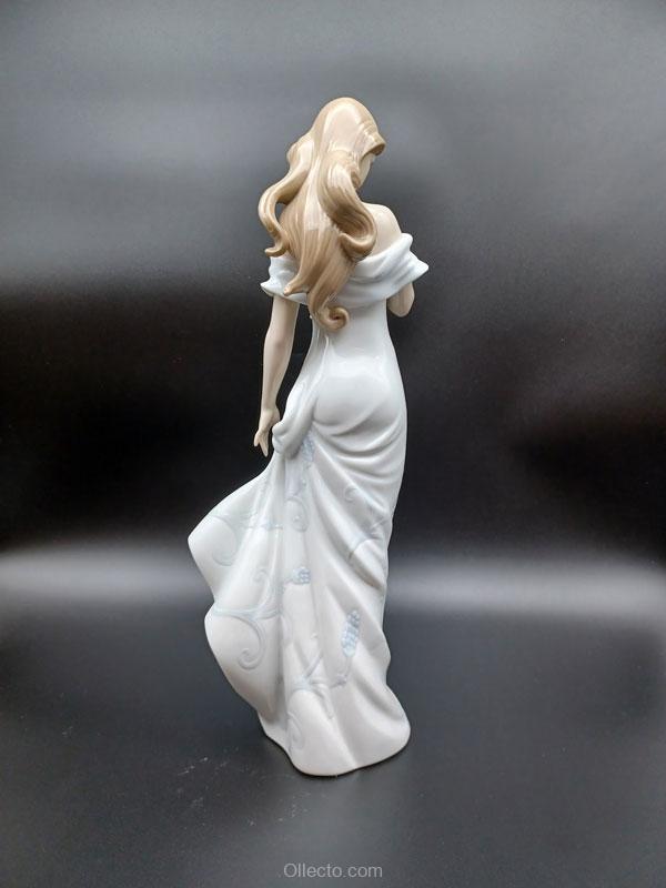 Lladro 6918 A Flower's Whisper - Image 3