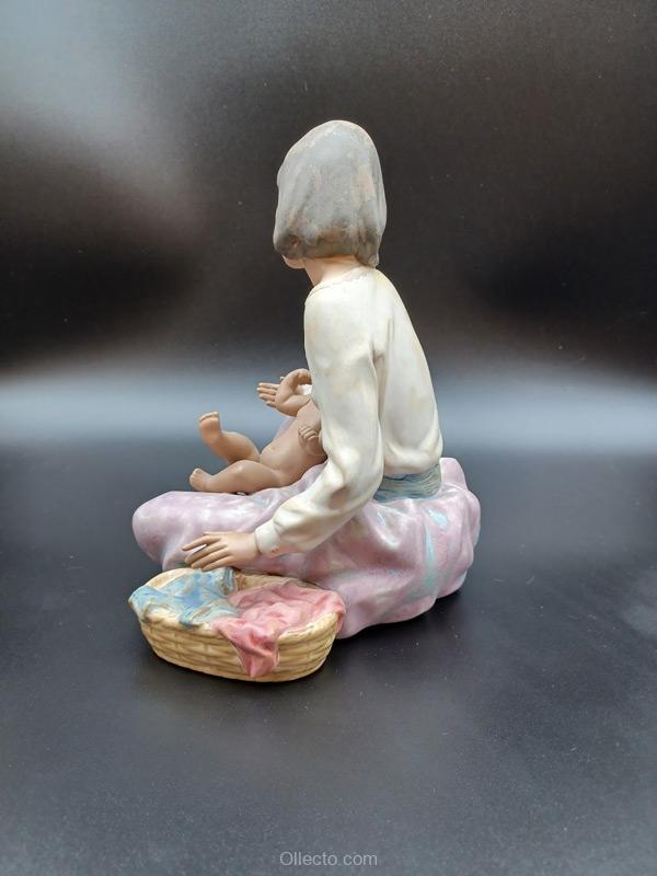 Lladro 2289 Dressing the Baby - Image 3