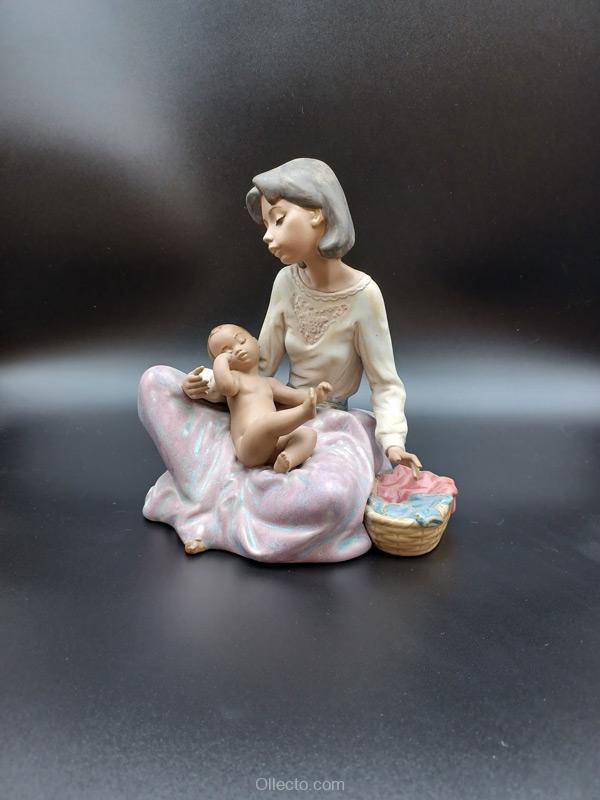 Lladro 2289 Dressing the Baby