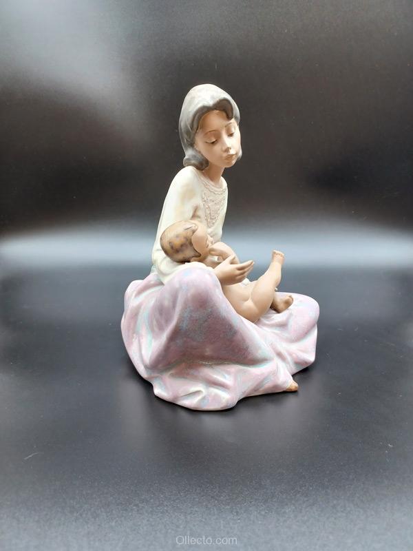 Lladro 2289 Dressing the Baby - Image 2