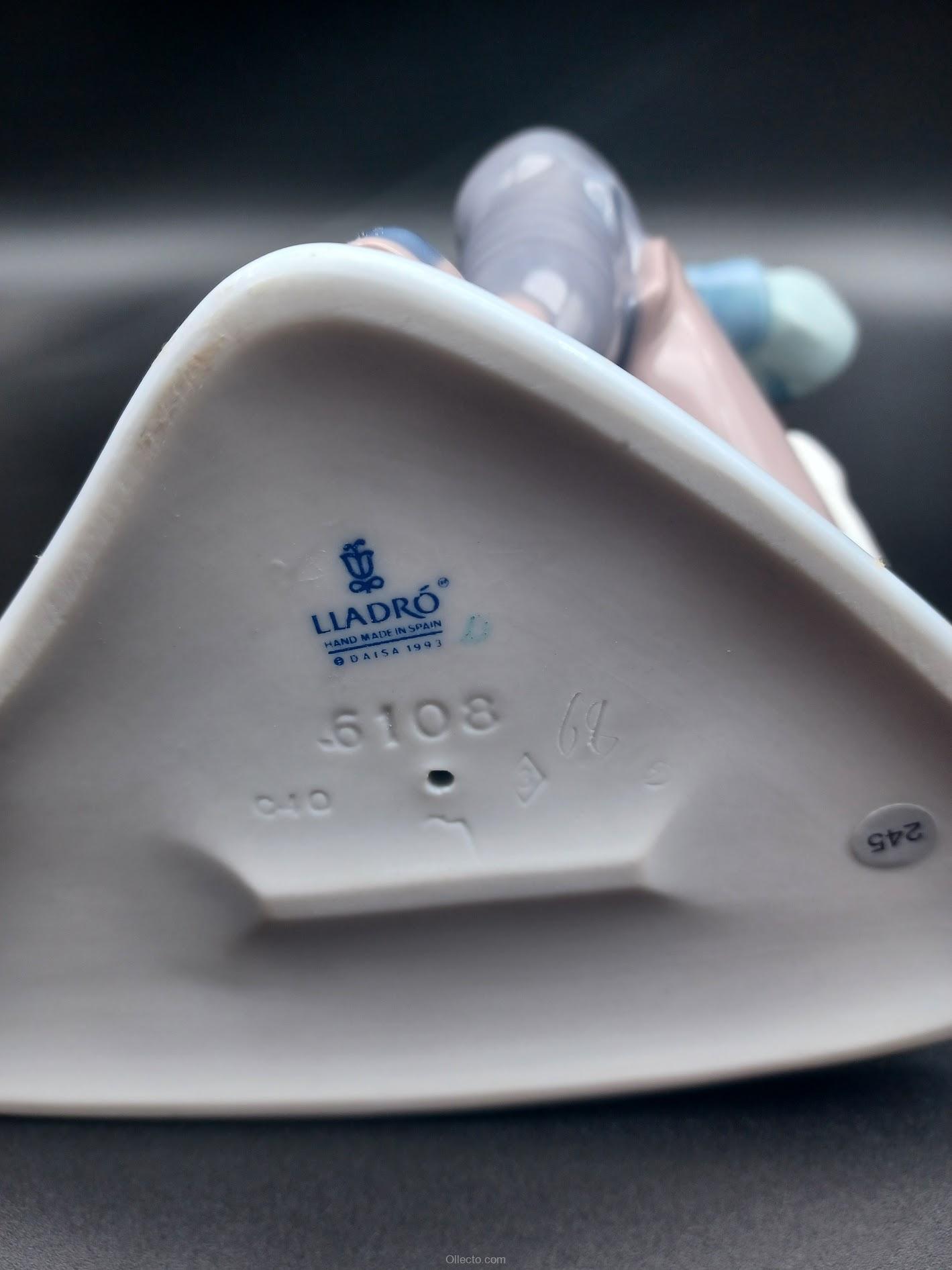 Lladro 6108 Hockey Player - Image 3